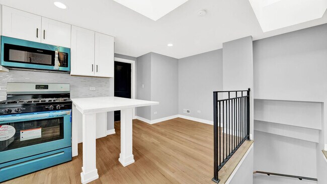 Building Photo - 2704 W 24th Pl