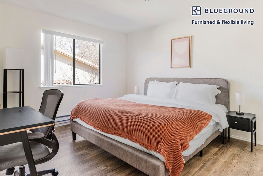 Building Photo - 1600 Villa St