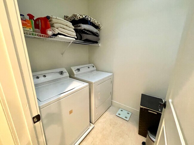 Building Photo - Modern and Chic 2 bed 2.5 bath in Newport Beach!!!