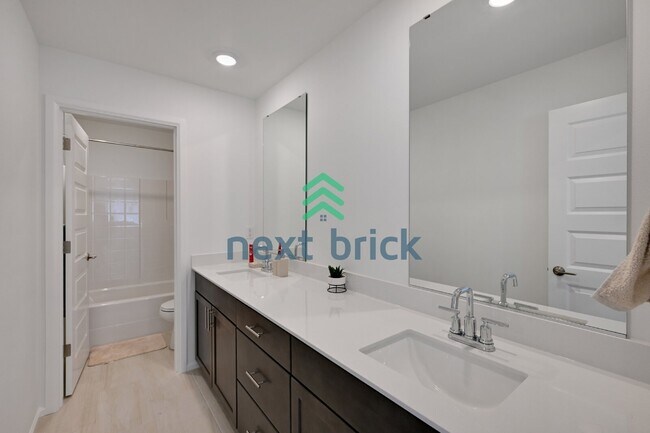 Building Photo - Spacious 5-Bed Retreat with 3.5 Baths in Beautiful Bothell – 2,989 Sq Ft of Comfort & Style!