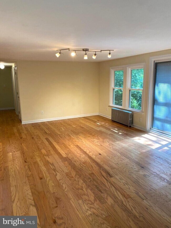 Building Photo - 2033 Harts Ln