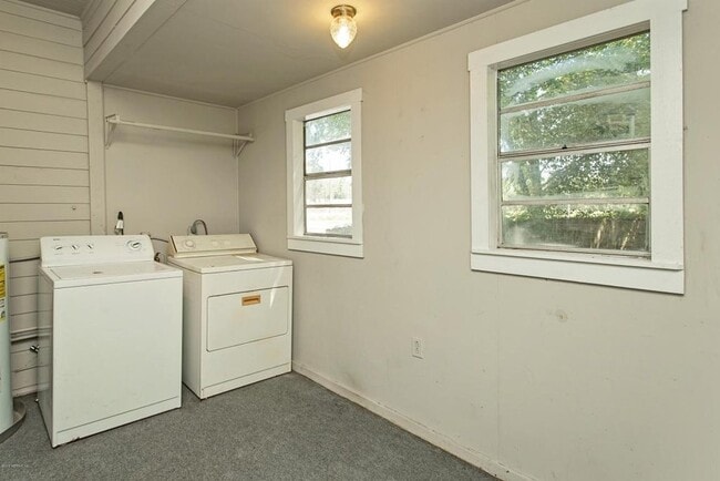 Building Photo - Avondale Beauty on the market!