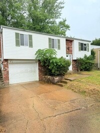 Building Photo - Beautiful UPDATED 3bd 2ba Home in Penn Hills!