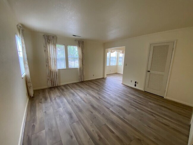 Building Photo - 63 Glen Lake Dr