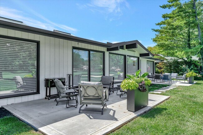 Building Photo - Luxury Ranch House on Champaign Country Club