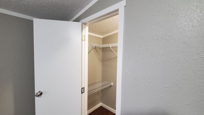Building Photo - Spacious, Newly Renovated 3 Bed, 2 Bath Home