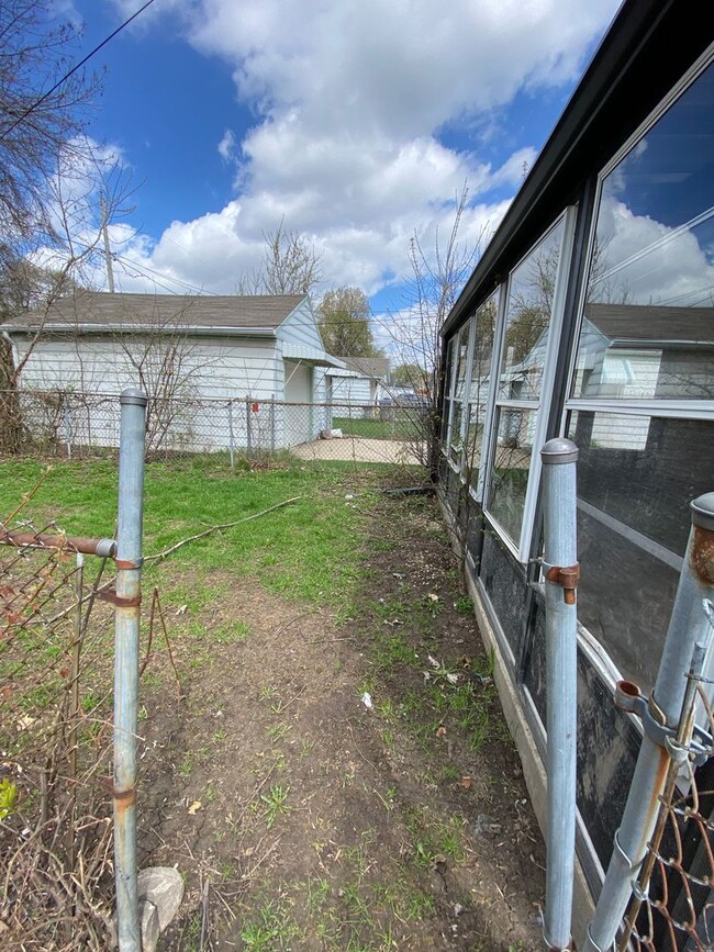 Building Photo - 2BR SINGLE FAMILY HOME, YARD, GARAGE, FULL...