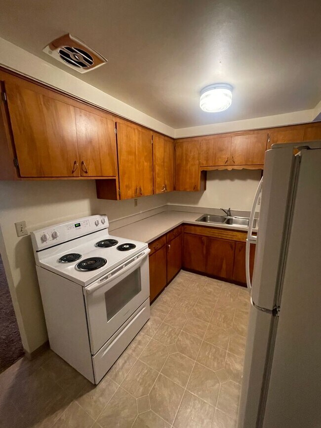 Building Photo - Large 2 Bedroom over looking the Golf Course!