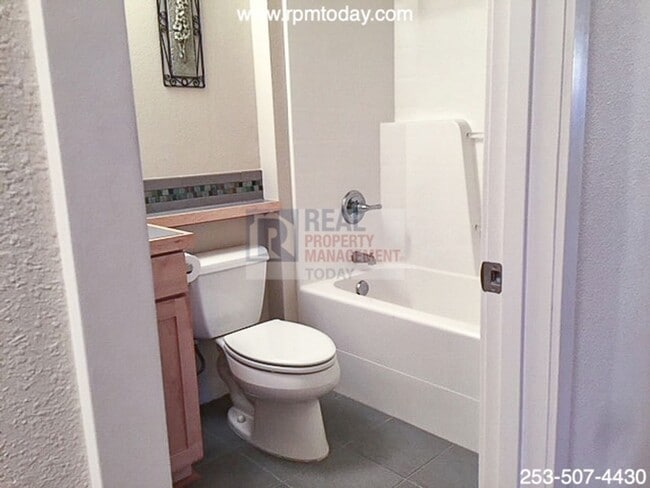 Building Photo - Stunning 2 Bedroom Condo With Garage!