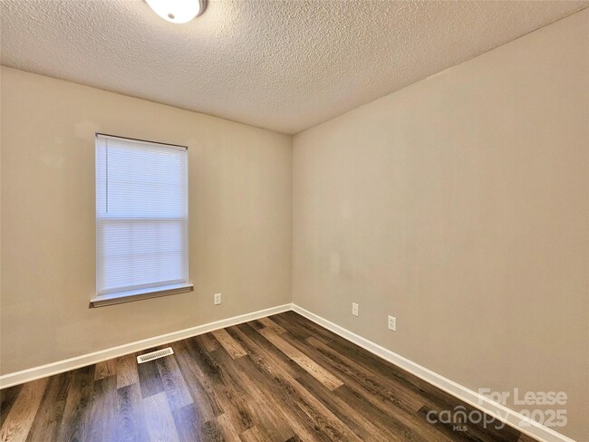 Building Photo - 209 Hickory Wood Dr