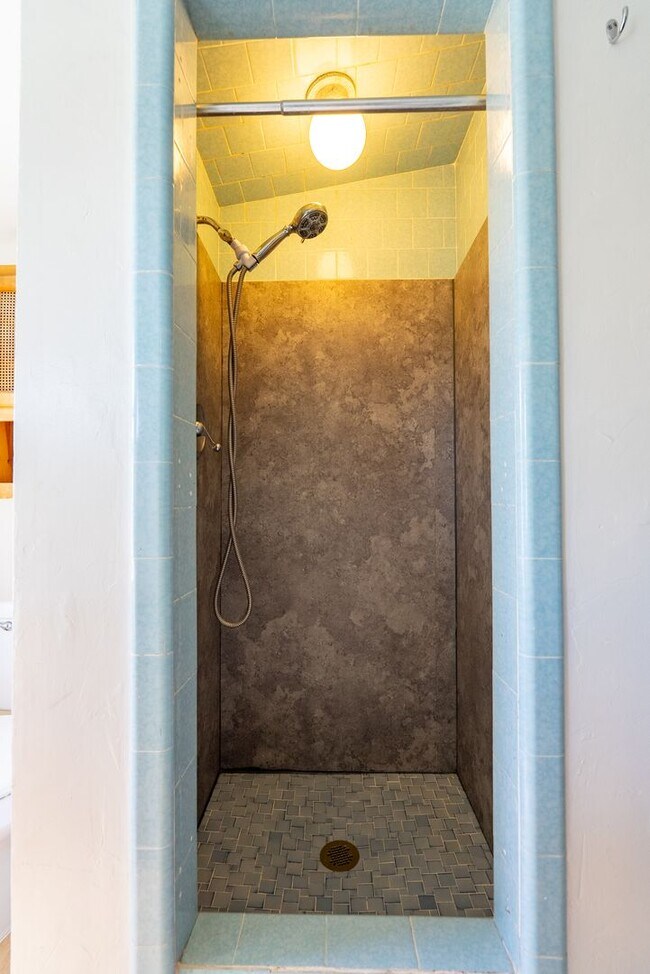 Building Photo - 5 Bedroom 2 Bathroom House - AVAILABLE JULY 2026 - MAY 2027