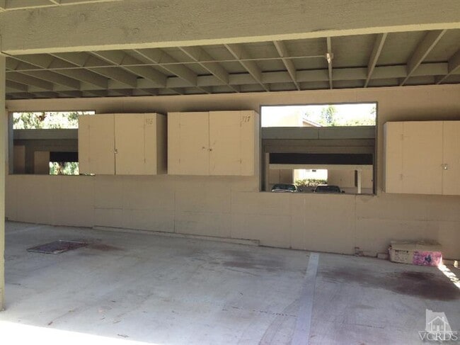 Building Photo - 245 Oak Leaf Dr