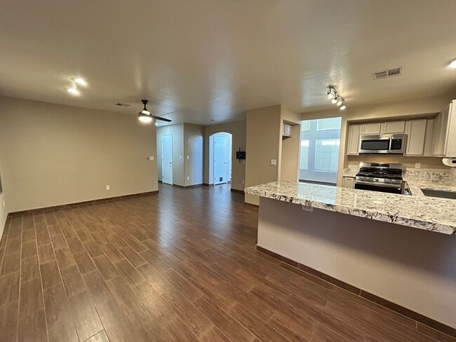 Building Photo - No HOA 3-Bedroom 2.5-Bathroom Home!