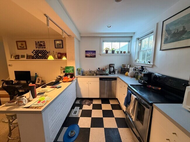 Building Photo - 69 Seaverns Ave