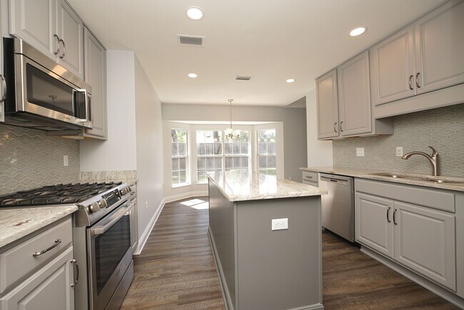 Building Photo - Spacious 5-Bedroom Home in Gated Parkwood ...