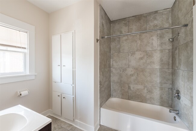 Building Photo - 608 Avondale St