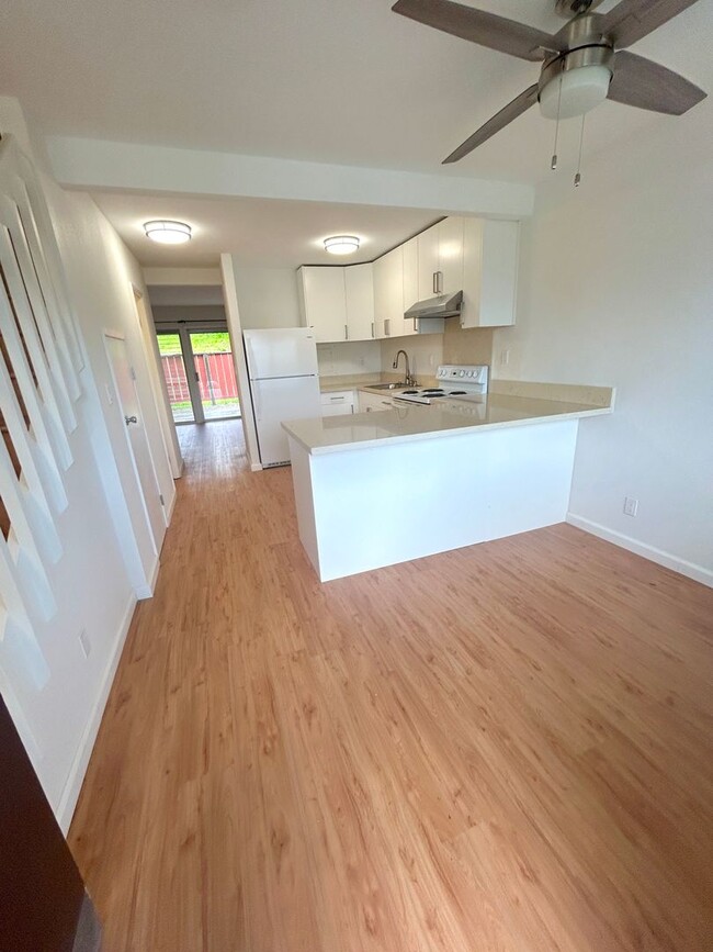 Building Photo - Completely Renovated Split-Level Nob Hill ...