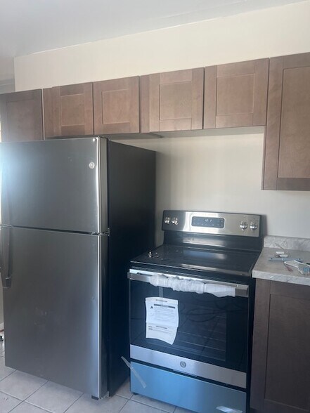 Building Photo - 902 N 11th Ave E