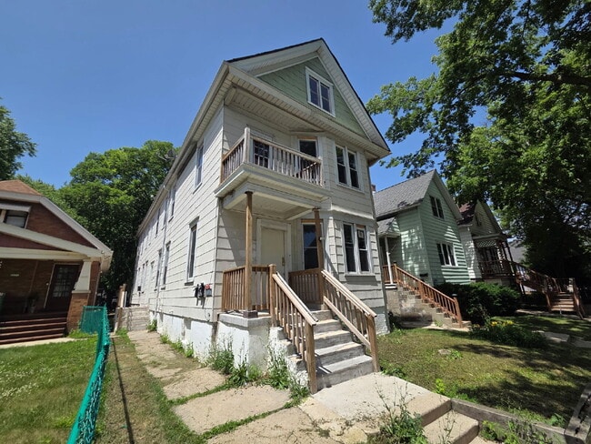 Building Photo - 2 Bedroom, 1 Bath Upper Unit