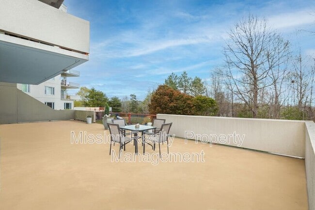 Building Photo - 301 Beacon Ridge Dr
