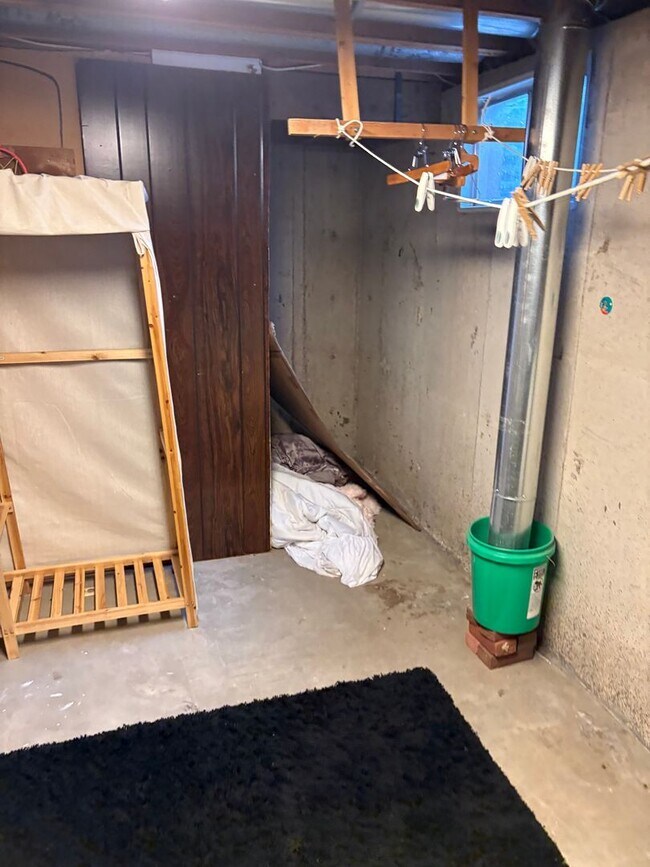 Building Photo - Price update Charming 2BR House (Basement ...