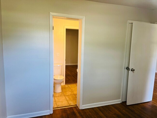 Building Photo - 531 Locke St