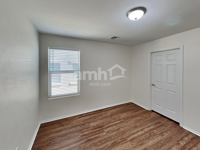 Building Photo - 207 W Calle Matraca