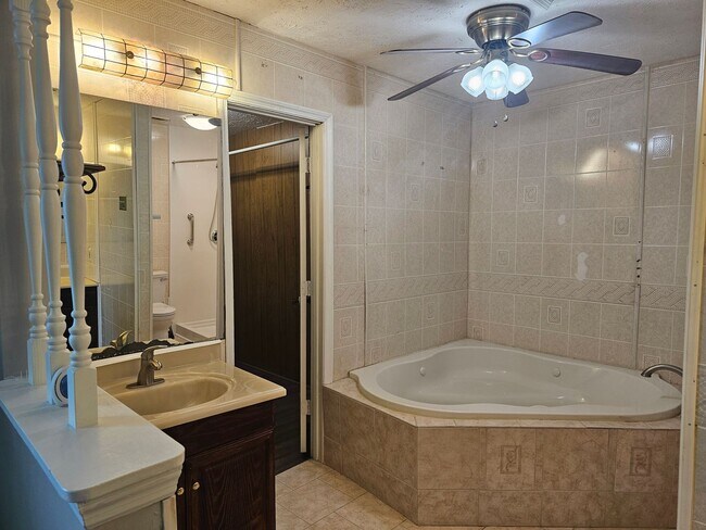 Building Photo - 3 Bed, 2 Bath with Screened in Porch
