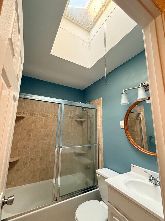 Building Photo - 3808 Ronnald Dr