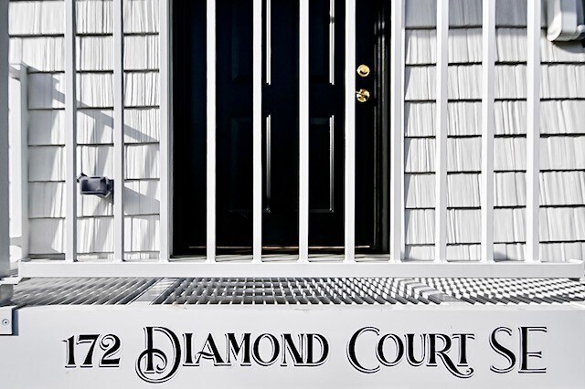 front entrance - 172 Diamond Ct SE