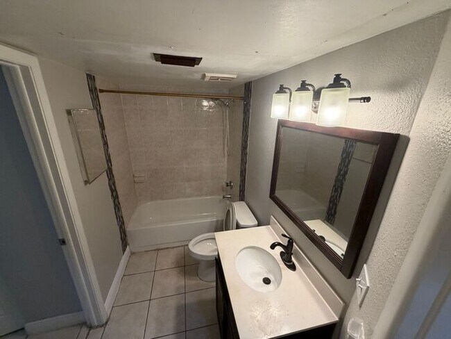 Building Photo - Cozy 1 Bedroom/1 Bathroom Near Millennium Mall!
