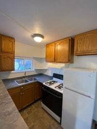 Building Photo - Available APRIL 2026 - Spacious 3 Bedroom Apartment in the Heart of Mt Oliver!