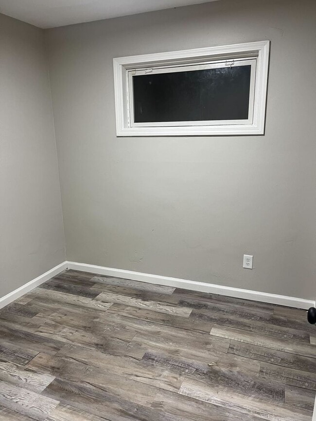 Building Photo - 3 bedroom/1 bathroom