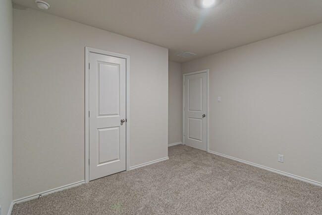 Building Photo - $300 OFF 1ST MONTH RENT IF YOU MOVE IN WIT...