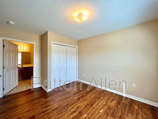 Building Photo - 8 Zell Ln