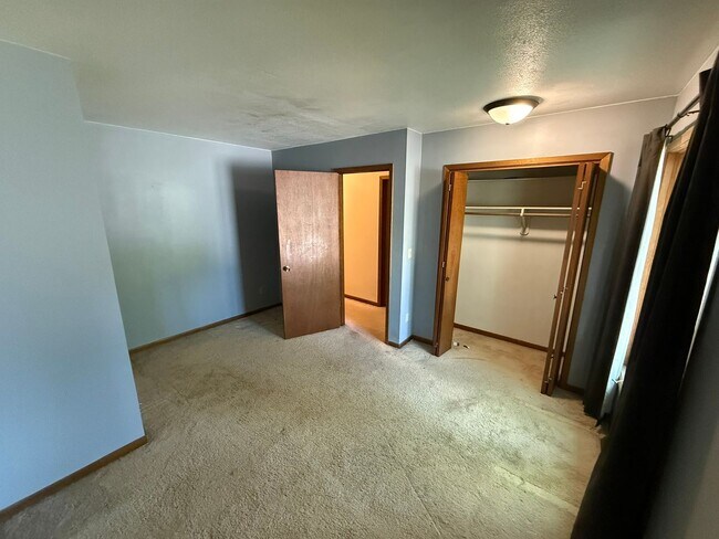 Building Photo - New Listing - 4 Bedroom House on Iowa City Westside on Sunset