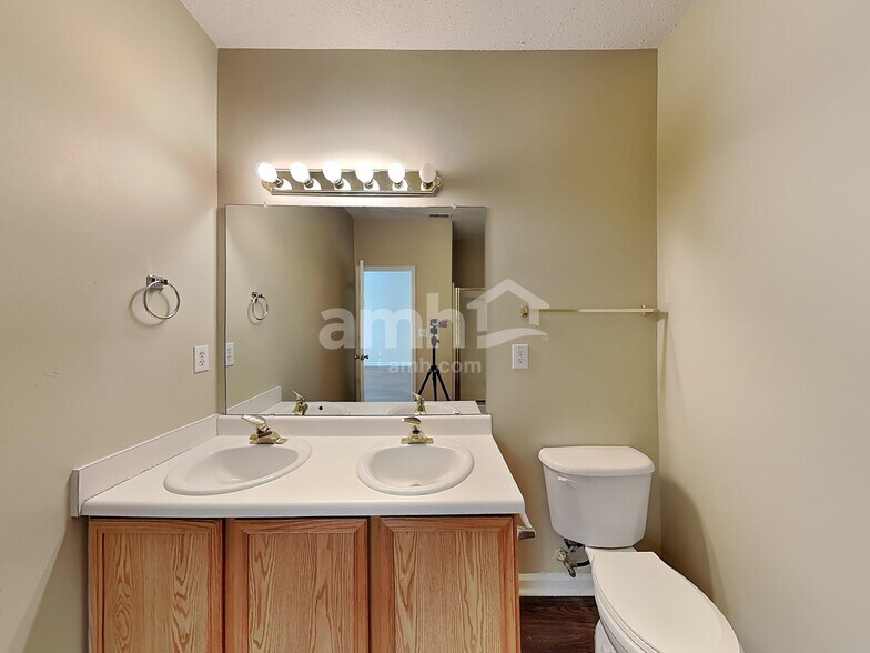 Building Photo - 2006 Farm Hill Ct