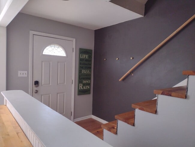 Building Photo - Beautifully renovated 4 bed 5 bath condo with a private back yard