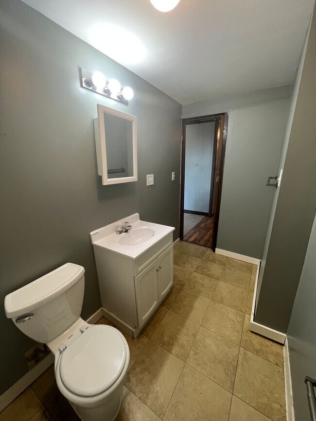 Building Photo - AVAILABLE JUNE - 3 Bed 1 Bath w/ Great View