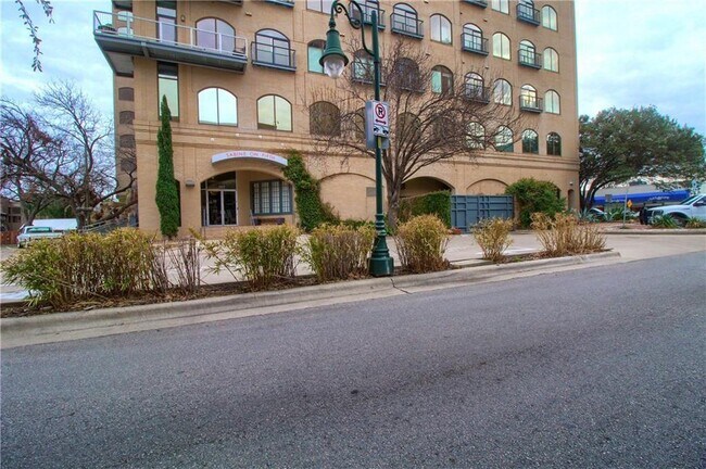 Building Photo - 507 Sabine St