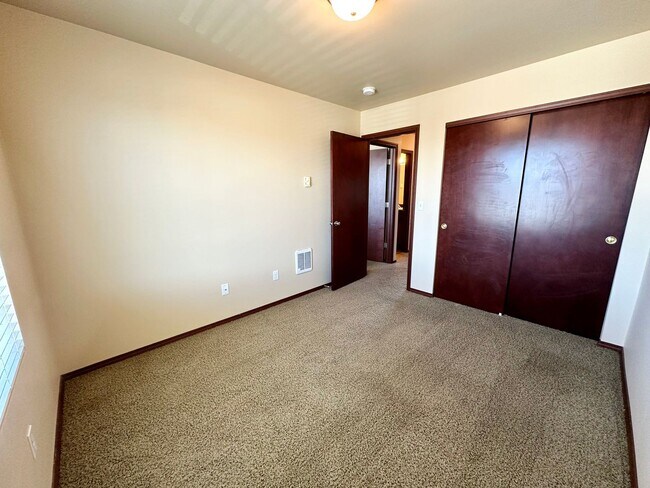 Building Photo - Large 5 Bedroom Home - North of CWU