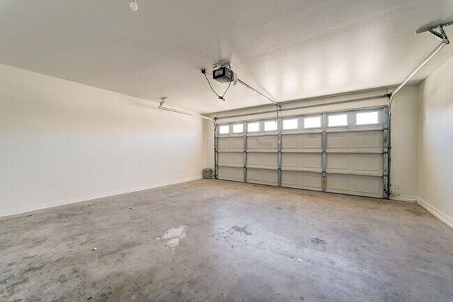 Building Photo - READY TO VIEW NOW! Bright, Open Floorplan w/ Brand New Interior Paint & Carpet!