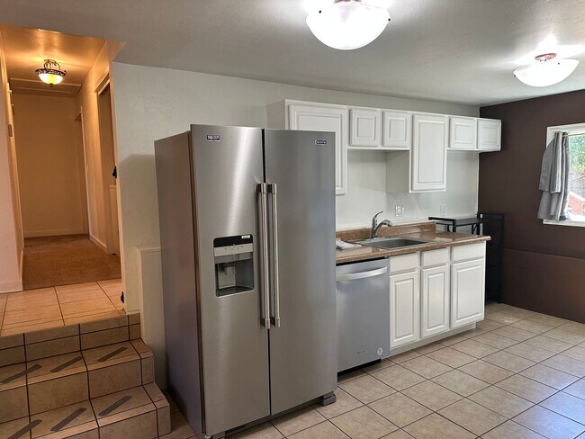 Building Photo - Updated 4 bedroom 2 bath house in Eugene!