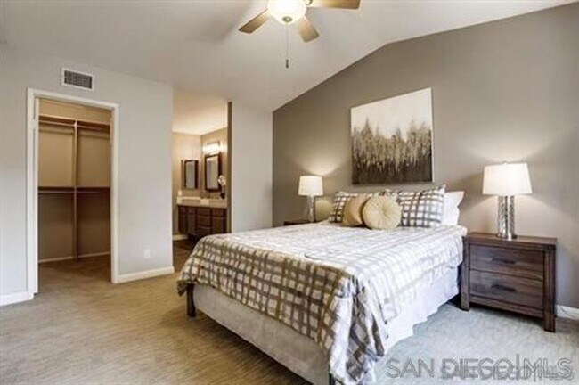 Building Photo - Gorgeous Tri-Level End Unit Home