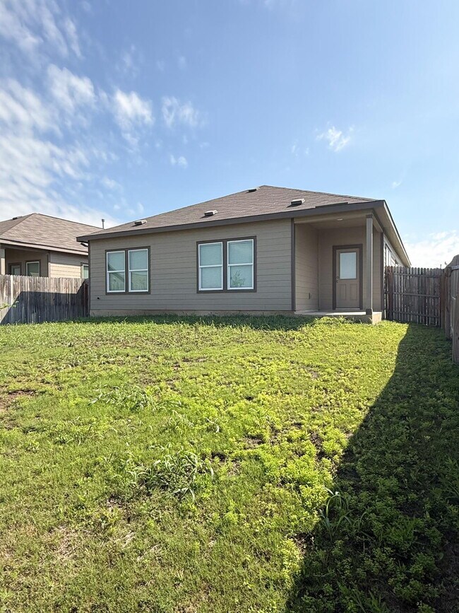 Building Photo - Charming 3-Bedroom Sanctuary with 2 Full Baths Near Lackland Air Force Base – 1469 Sq Ft of Comfo...