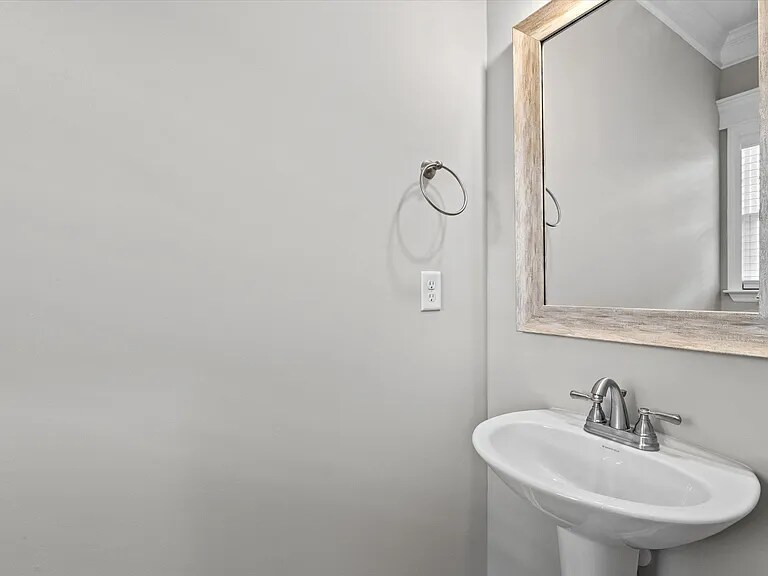 Building Photo - 1080 Linsmore Ave