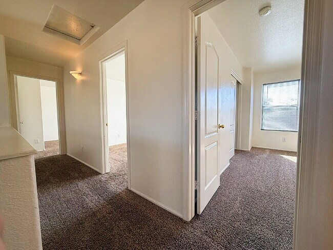 Building Photo - Spacious & Stylish in the Heart of Surprise!