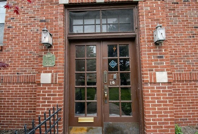 Building Photo - 5819 E Washington St