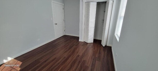 Building Photo - 7441 N Rogers Ave