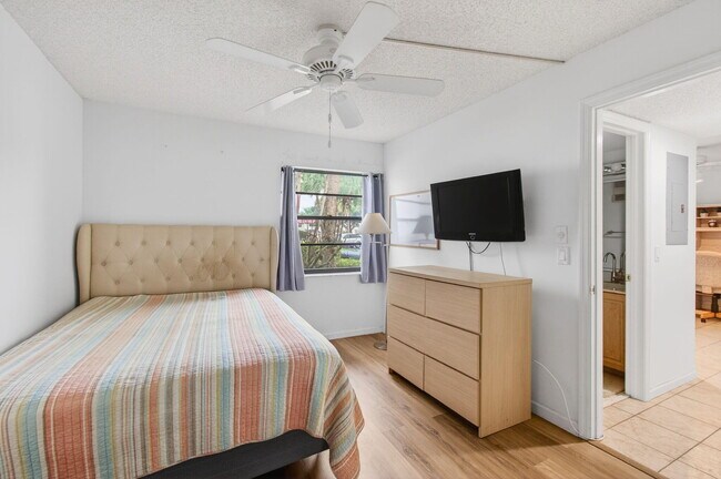 Building Photo - 5851 Parkwalk Dr